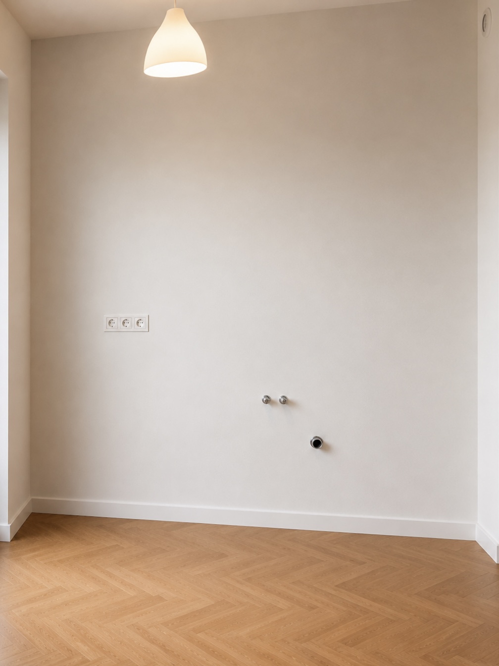 Mur avec arrivées d’eau avant la pose du mobilier