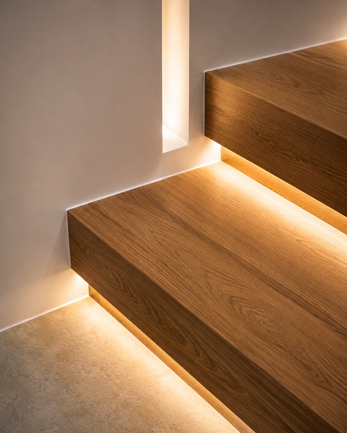 Escalier terminé avec marches lumineuses et garde-corps vitré