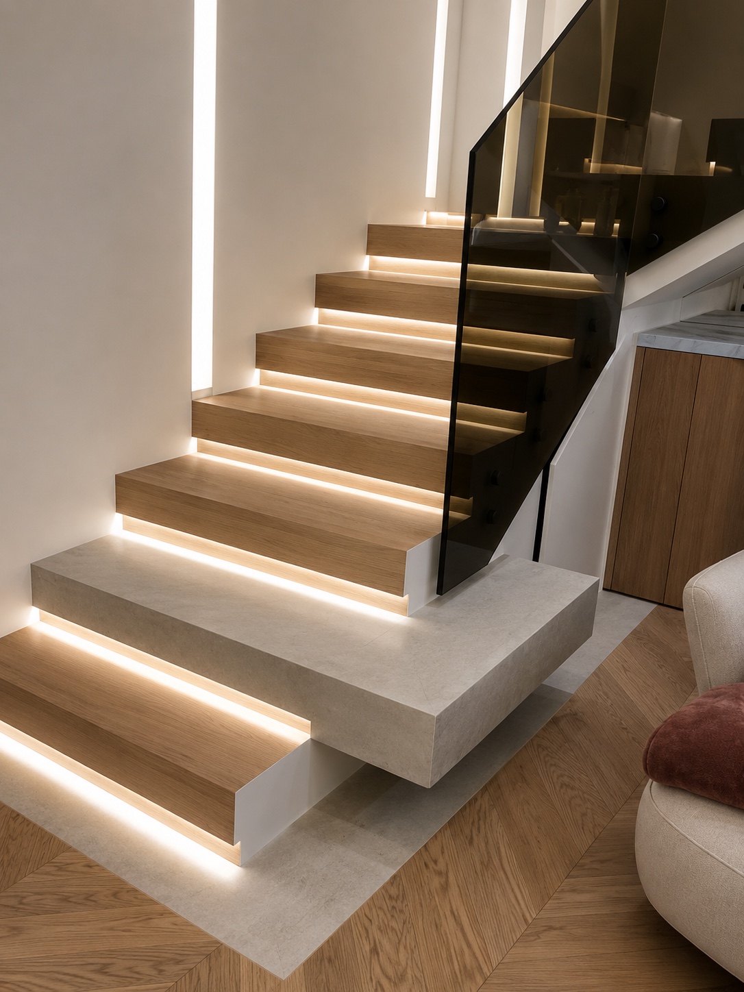 Détail des marches en bois et de l’éclairage LED