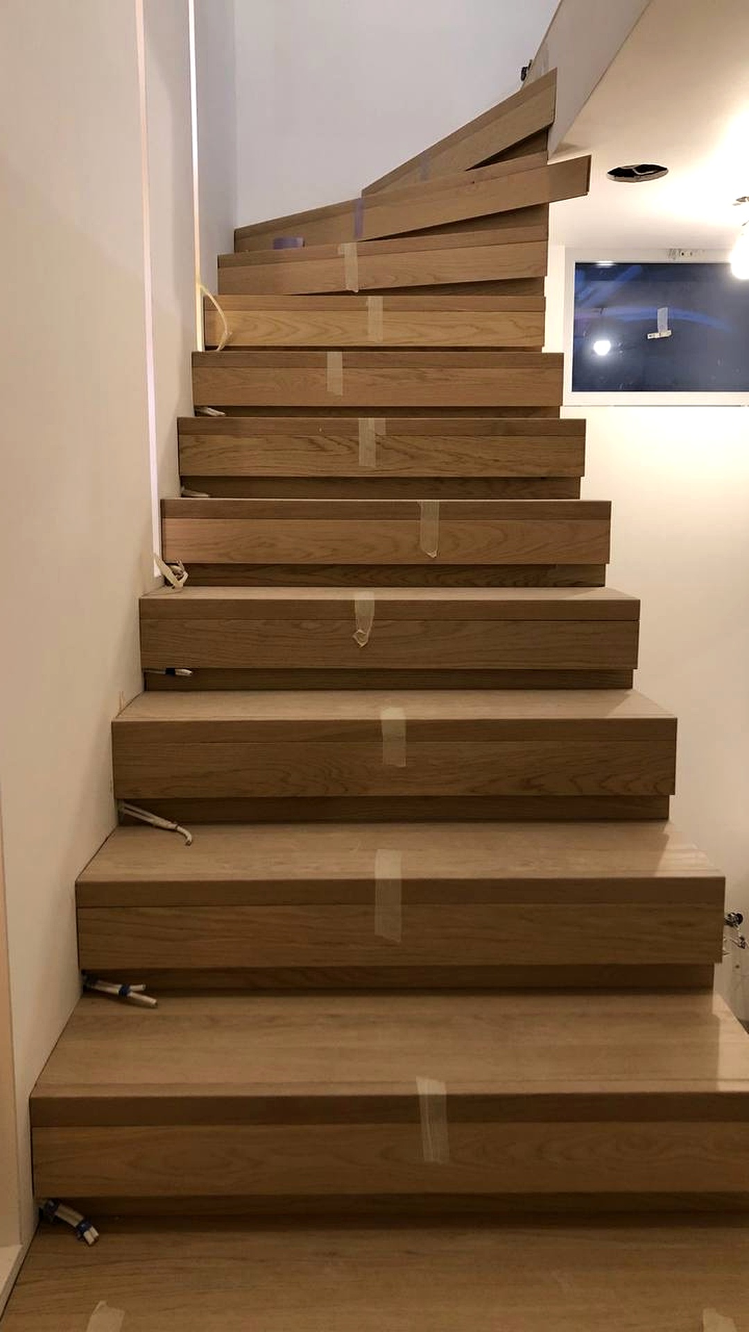 Montage des contremarches en bois