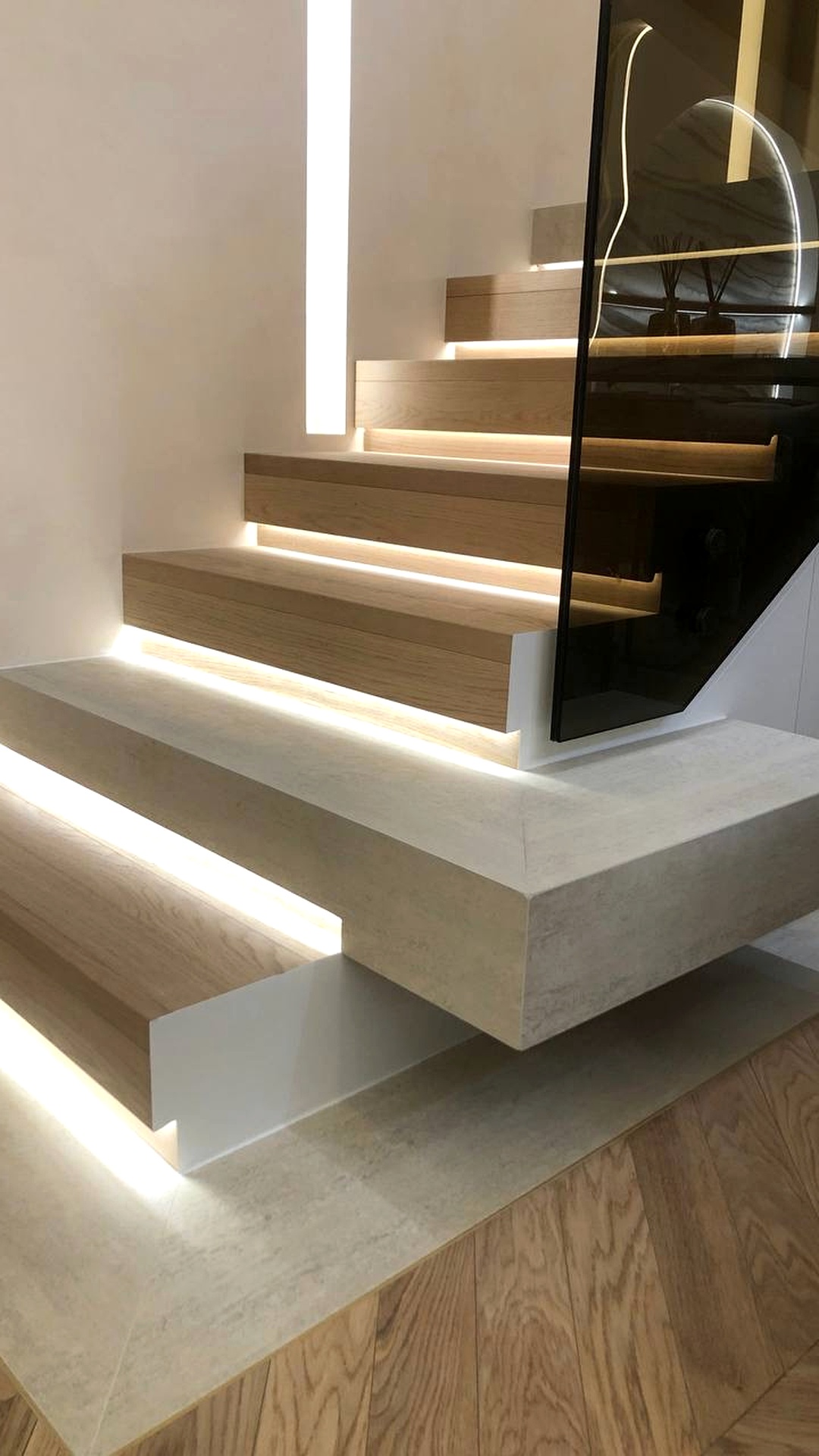 Finitions de l’habillage bois et du câblage LED